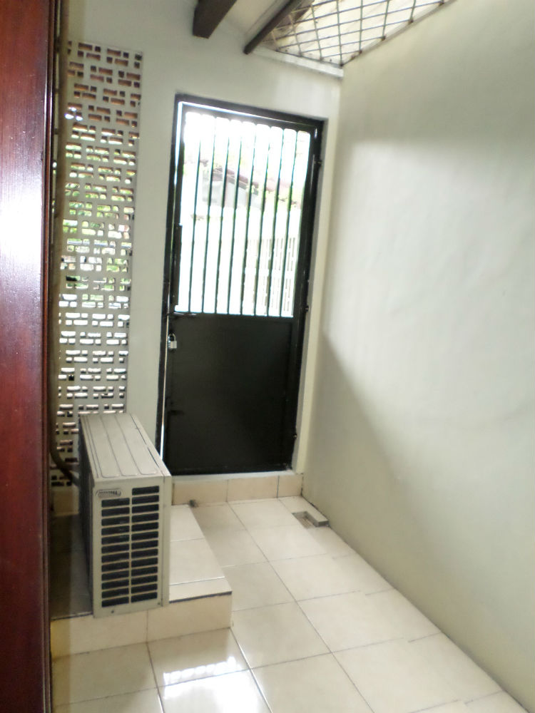 5. Pintu Masuk / Keluar ke / dari Kamar Kost