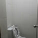 Kamar Mandi dengan Toilet Toto dan Shower Kamar Mandi dengan Toilet Toto dan Shower