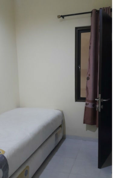 Double Bed atas bawah dan Jendela dengan Horden