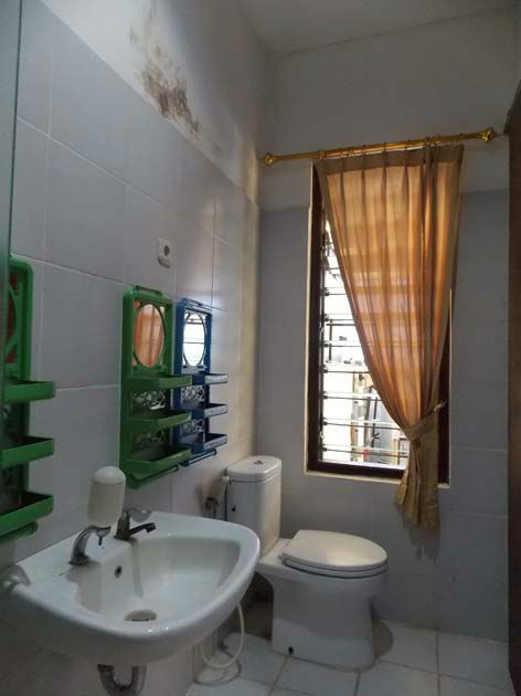 Kamar Mandi (Shower, Washtafel, Toilet Duduk)