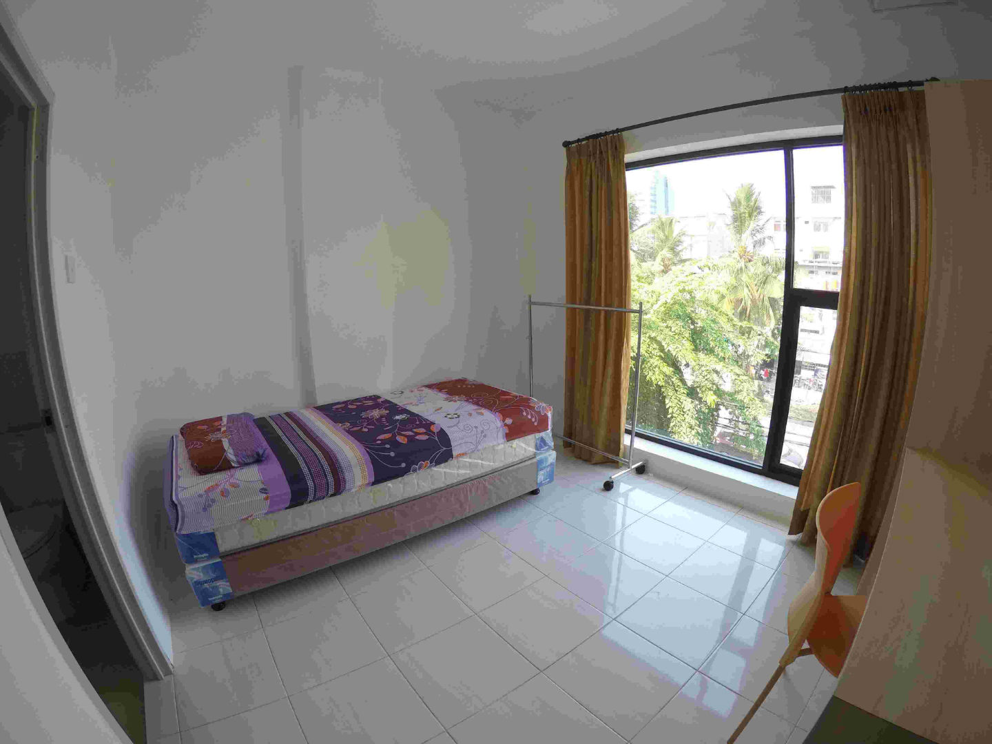 Dalam Kamar dg Jendela
