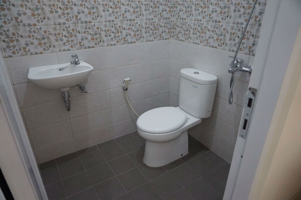 kamar mandi dalam, air panas, wastafel