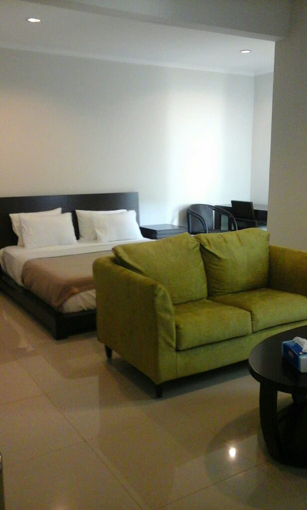 bedroom n cofee table