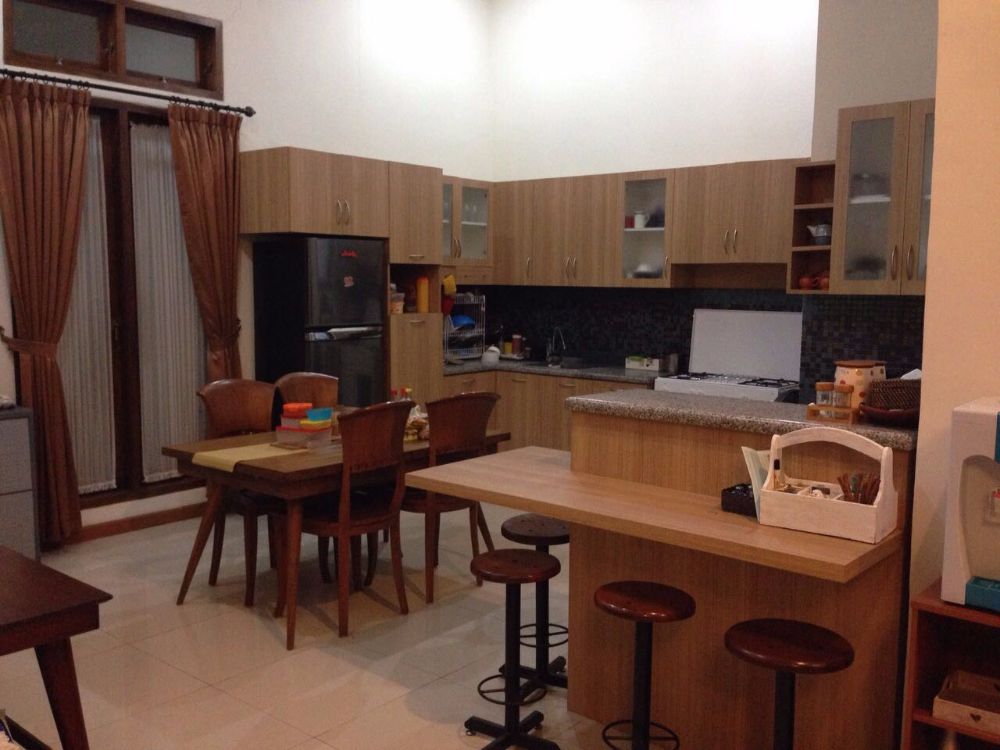 Dapur dan meja makan