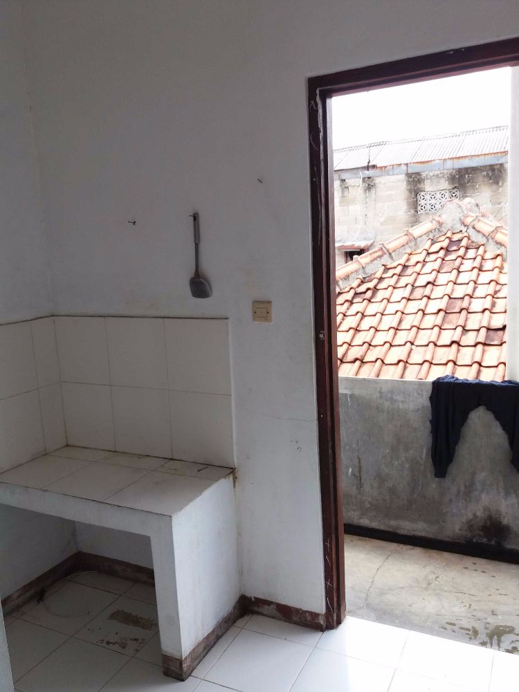 Dapur atas dan pintu belakang