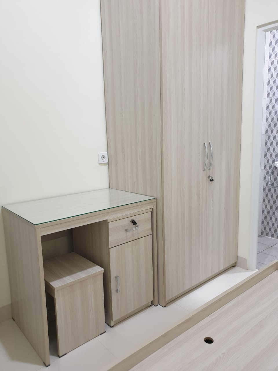 Meja dan Lemari