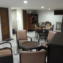 ruang tengah 2 pintu di kiri kamar mandi 3 pintu di kanan kamar tidur ruang tengah 2 pintu di kiri kamar mandi 3 pintu di kanan kamar tidur