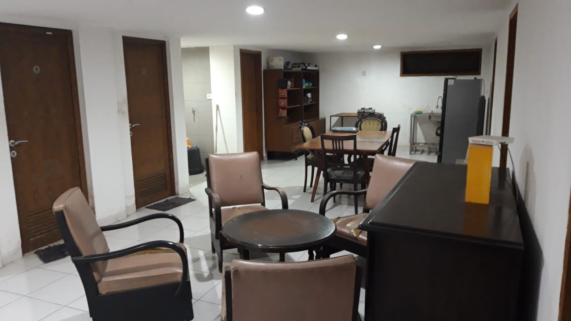ruang tengah 2 pintu di kiri kamar mandi 3 pintu di kanan kamar tidur
