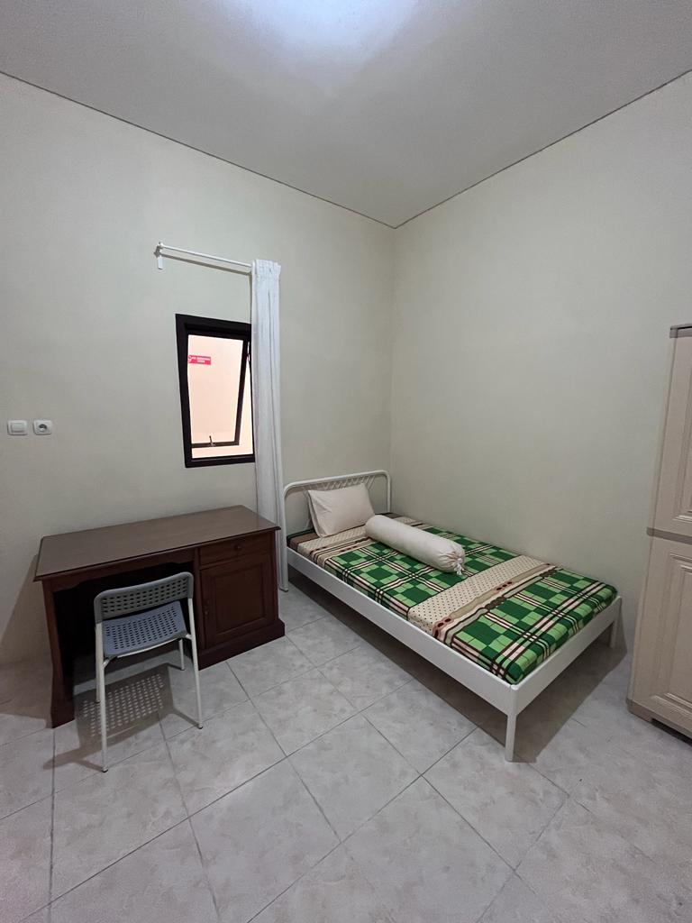 kamar jendela terbuka