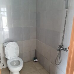 kmr mandi dalam closet duduk shower, ada air panas (type delux) kmr mandi dalam closet duduk shower, ada air panas (type delux)