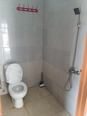 kmr mandi dalam closet duduk shower, ada air panas (type delux)