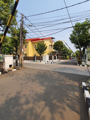 di komplek grand Galaxy, akses jalan 2 mobil, satpam 24 jam diawasi cctv
