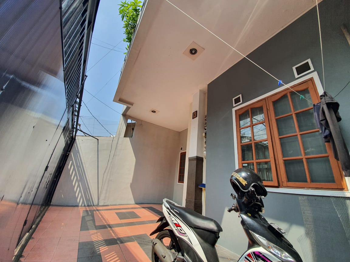 Rumah - Depan Parkir Mobil